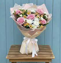 Букет цветов из:  Гвоздики, Орхидеи и Розы в Черемном