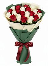 Букет Микс из красных и белых роз в Черемном