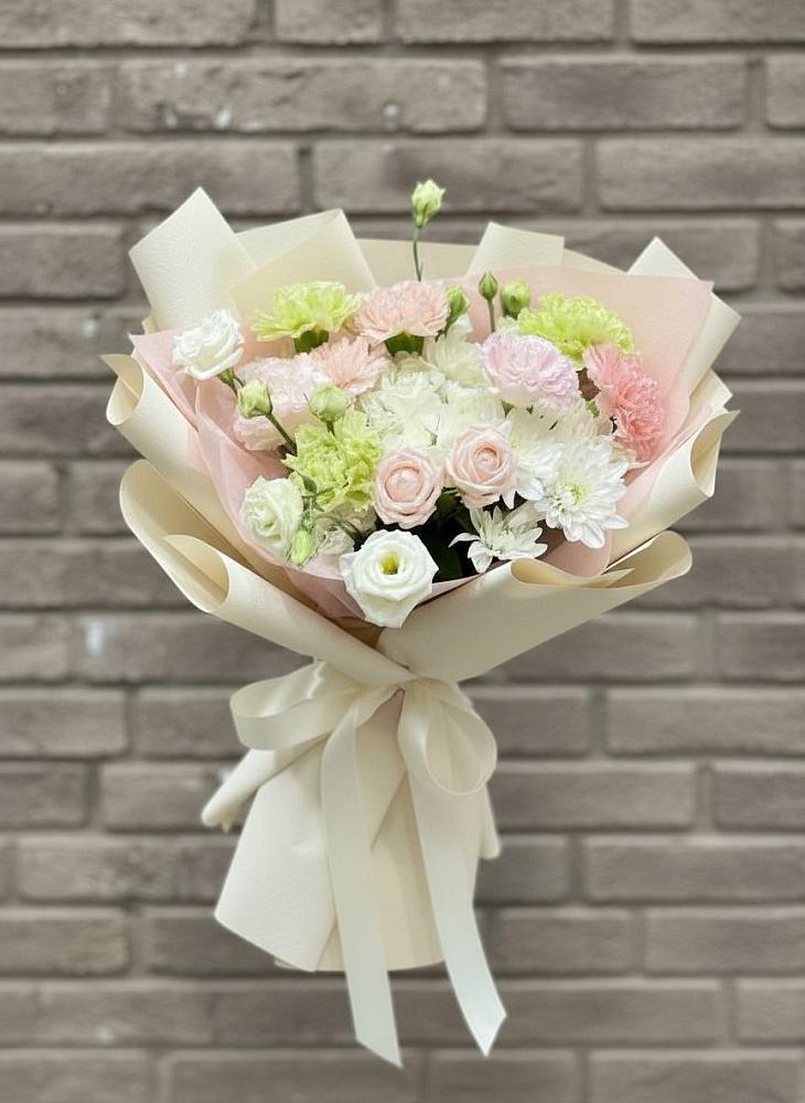 Букет цветов из: Гвоздики, Розы, Лизиантусы и Хризантемы в Черемном