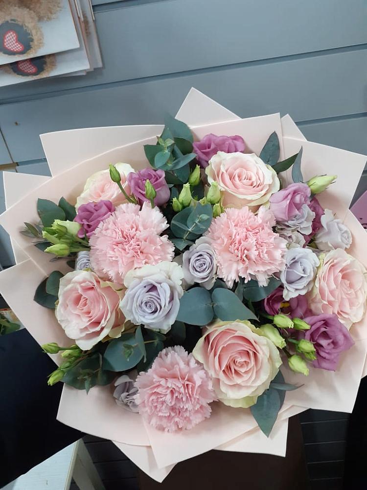 Букет цветов из: Розы, Гвоздики и Лизиантусы в Черемном